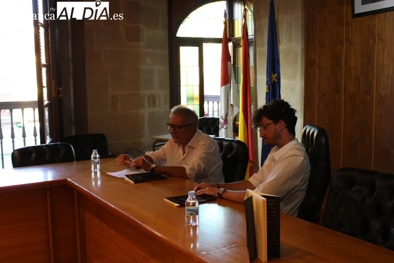 Foto 5 - Pablo Gonz&aacute;lez presenta 'Escala de grises&rsquo; en un emotivo acto en el ayuntamiento