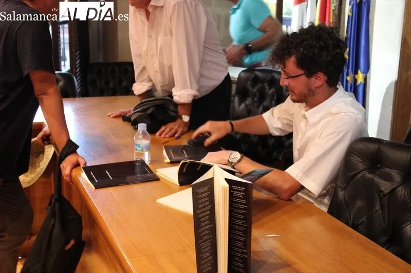 Foto 4 - Pablo Gonz&aacute;lez presenta 'Escala de grises&rsquo; en un emotivo acto en el ayuntamiento
