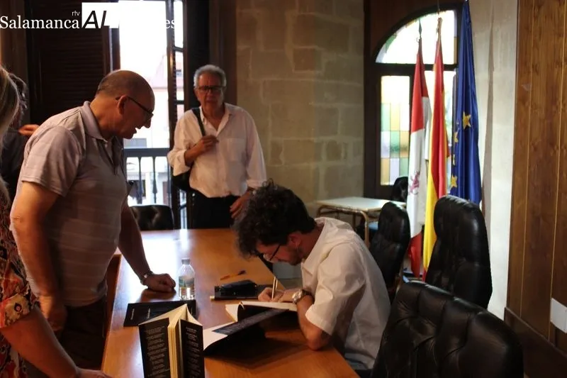 Foto 3 - Pablo Gonz&aacute;lez presenta 'Escala de grises&rsquo; en un emotivo acto en el ayuntamiento