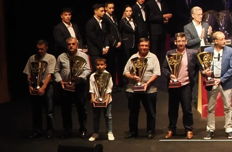Foto 2 - Los equipos campeones del III Columnas y el Ciudad Rodrigo CF reciben sus copas en Valladolid