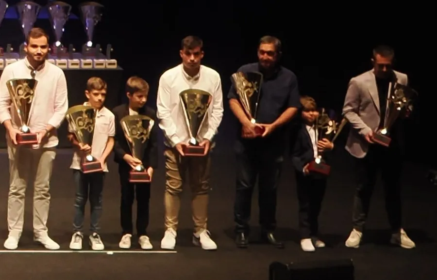 Foto 3 - Los equipos campeones del III Columnas y el Ciudad Rodrigo CF reciben sus copas en Valladolid