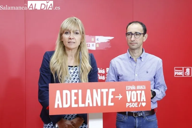 Rueda de prensa de este lunes de los candidatos al Congreso por el PSOE de Salamanca, David Serrada y Patricia Martín. Foto de David Sañudo
