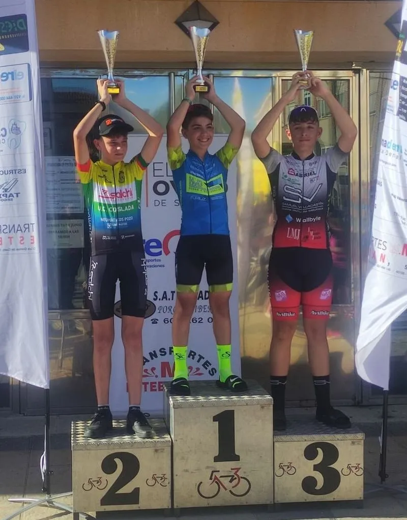 Ciclistas de la Escuela Salmantina de Ciclismo en Segovia