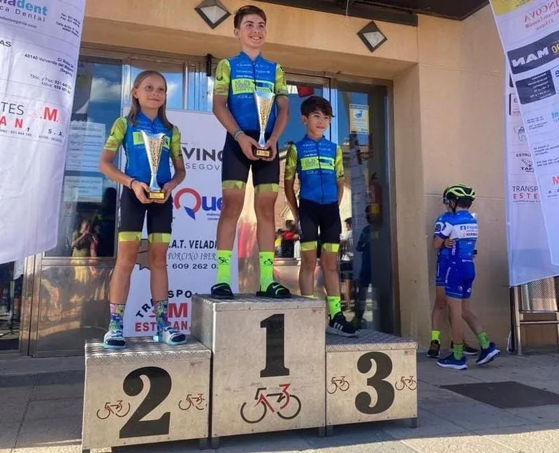 Ciclistas de la Escuela Salmantina de Ciclismo en Segovia