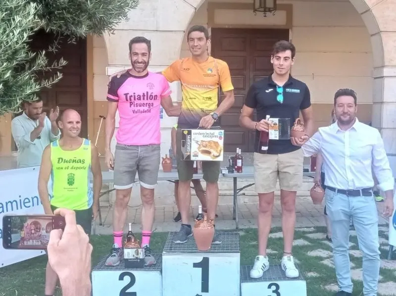 Foto 2 - Ester Rodr&iacute;guez y Alberto Bravo, oro en XI Triatl&oacute;n Sprint de Due&ntilde;as