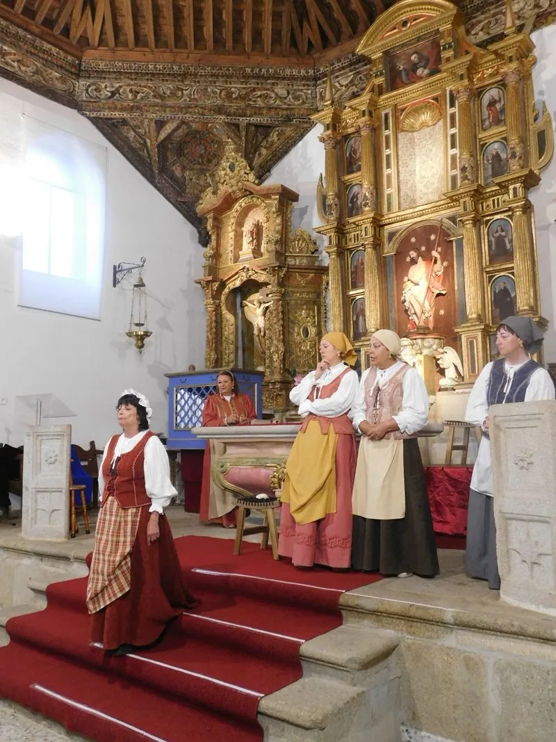 Foto 2 - El artesonado de la iglesia parroquial coron&oacute; la obra "Buscando a Nebrija" en Puebla de Yeltes