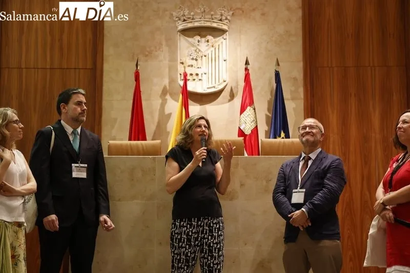 La concejala de Salud Pública, María de la Vega Villar, junto a participantes del XVI Congreso de la Sociedad Española de Estudios Clásicos. Foto de David Sañudo 
