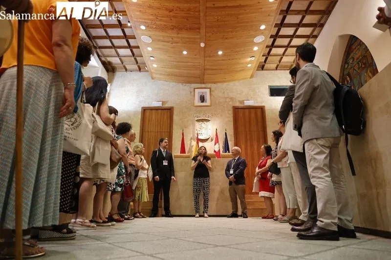 La concejala de Salud Pública, María de la Vega Villar, junto a participantes del XVI Congreso de la Sociedad Española de Estudios Clásicos. Foto de David Sañudo 