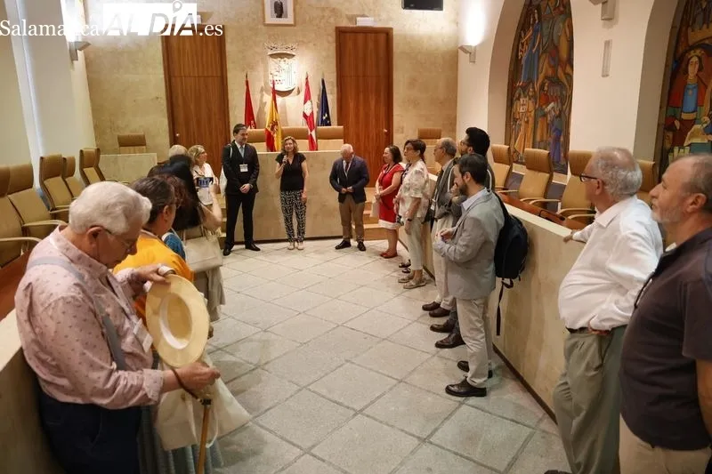 La concejala de Salud Pública, María de la Vega Villar, junto a participantes del XVI Congreso de la Sociedad Española de Estudios Clásicos. Foto de David Sañudo 