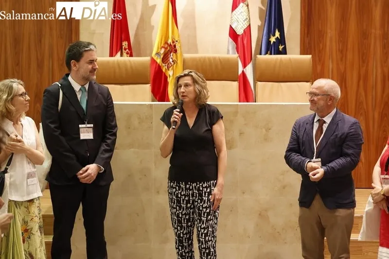 La concejala de Salud Pública, María de la Vega Villar, junto a participantes del XVI Congreso de la Sociedad Española de Estudios Clásicos. Foto de David Sañudo 