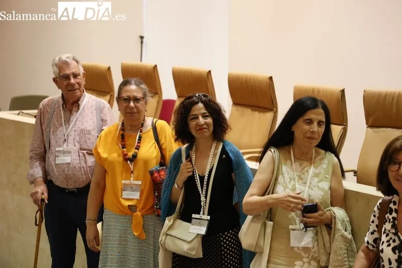 La concejala de Salud Pública, María de la Vega Villar, junto a participantes del XVI Congreso de la Sociedad Española de Estudios Clásicos. Foto de David Sañudo 