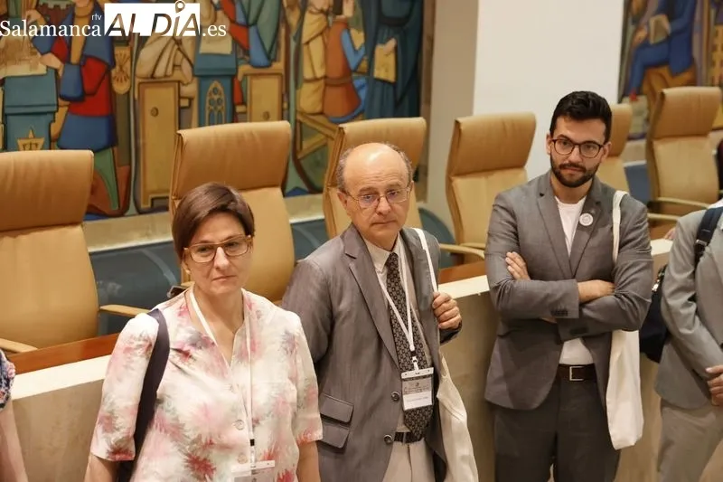 La concejala de Salud Pública, María de la Vega Villar, junto a participantes del XVI Congreso de la Sociedad Española de Estudios Clásicos. Foto de David Sañudo 