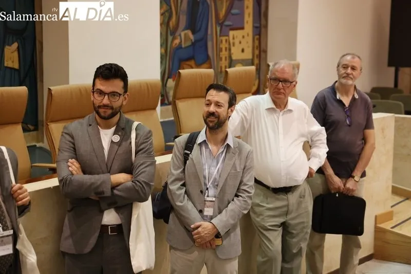 La concejala de Salud Pública, María de la Vega Villar, junto a participantes del XVI Congreso de la Sociedad Española de Estudios Clásicos. Foto de David Sañudo 