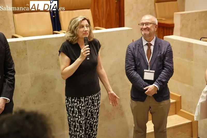 La concejala de Salud Pública, María de la Vega Villar, junto a participantes del XVI Congreso de la Sociedad Española de Estudios Clásicos. Foto de David Sañudo 