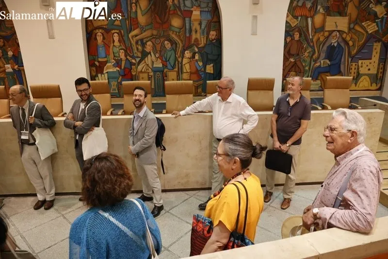 La concejala de Salud Pública, María de la Vega Villar, junto a participantes del XVI Congreso de la Sociedad Española de Estudios Clásicos. Foto de David Sañudo 