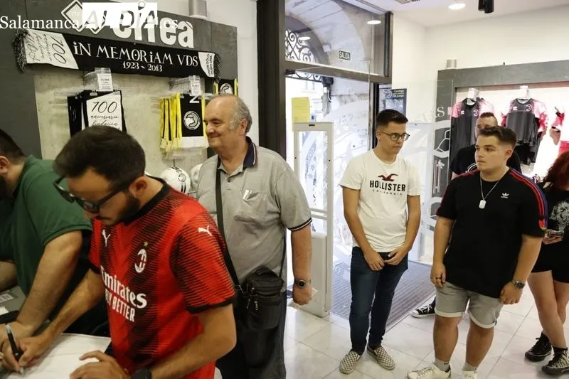 Foto 2 - Los aficionados de Unionistas se lanzan a la calle para hacerse socios esta temporada