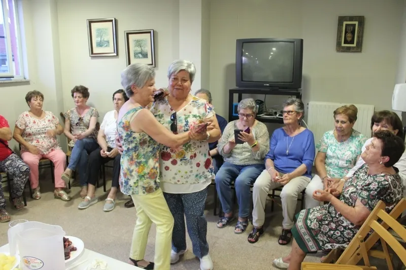 Homenaje del Ayuntamiento de El Cubo de Don Sancho a Dolores García por su jubilación al frente del Hogar de Jubilados