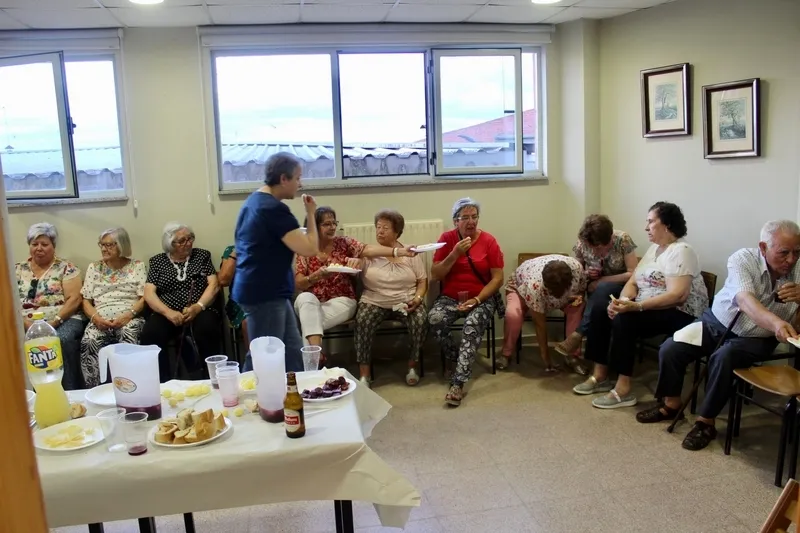 Homenaje del Ayuntamiento de El Cubo de Don Sancho a Dolores García por su jubilación al frente del Hogar de Jubilados