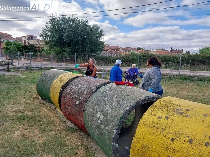 Los vecinos de El Cubo de don Sancho rejuvenecen el parque infantil con una mano de pintura