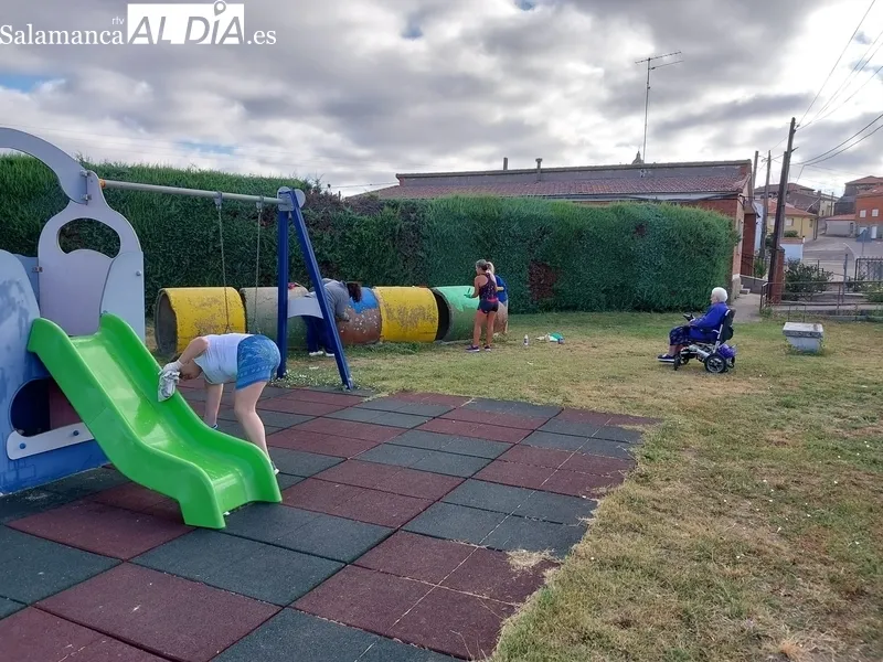 Los vecinos de El Cubo de don Sancho rejuvenecen el parque infantil con una mano de pintura