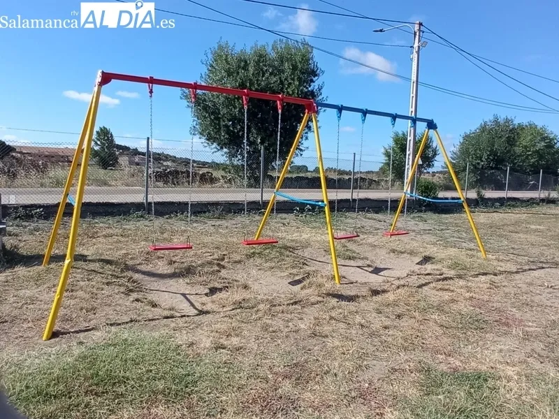 Los vecinos de El Cubo de don Sancho rejuvenecen el parque infantil con una mano de pintura
