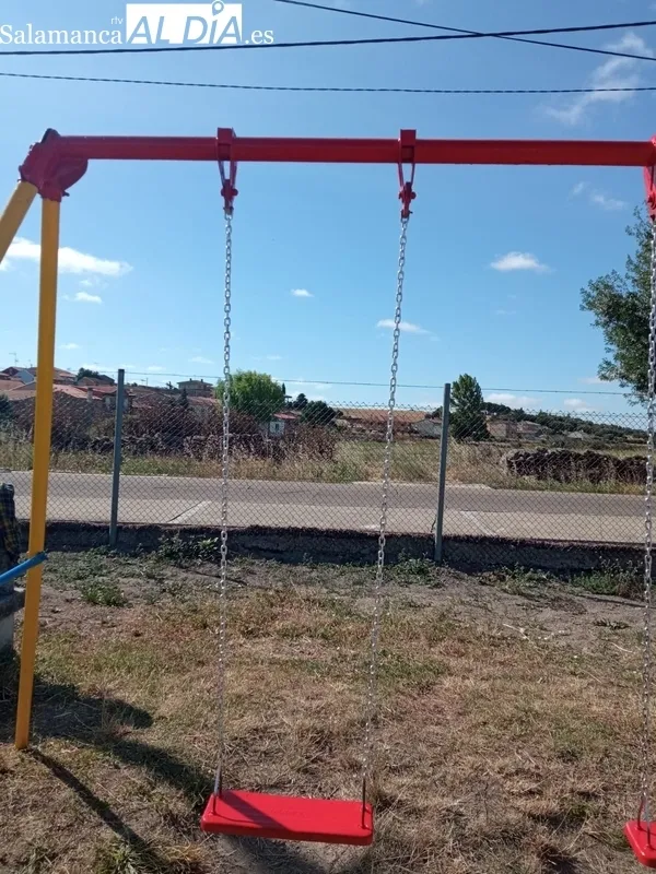 Los vecinos de El Cubo de don Sancho rejuvenecen el parque infantil con una mano de pintura