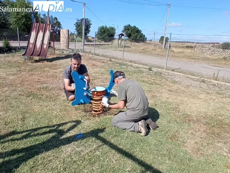 Los vecinos de El Cubo de don Sancho rejuvenecen el parque infantil con una mano de pintura