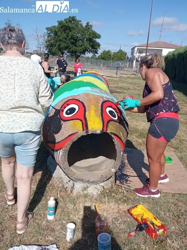Los vecinos de El Cubo de don Sancho rejuvenecen el parque infantil con una mano de pintura
