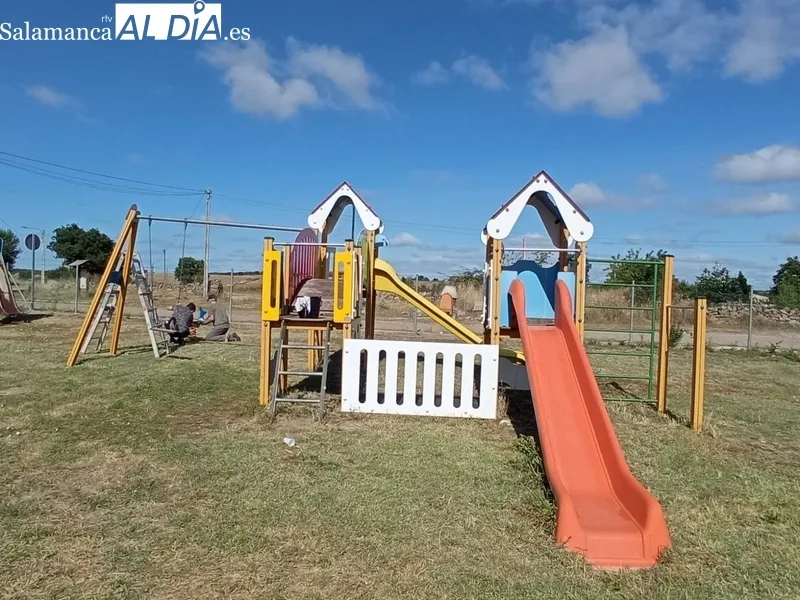 Los vecinos de El Cubo de don Sancho rejuvenecen el parque infantil con una mano de pintura