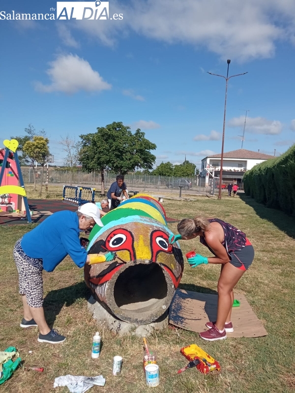Los vecinos de El Cubo de don Sancho rejuvenecen el parque infantil con una mano de pintura