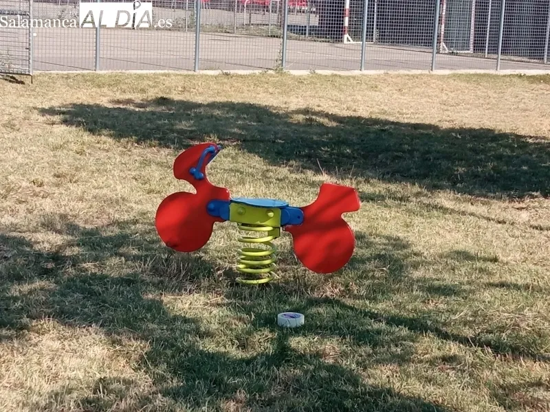 Los vecinos de El Cubo de don Sancho rejuvenecen el parque infantil con una mano de pintura