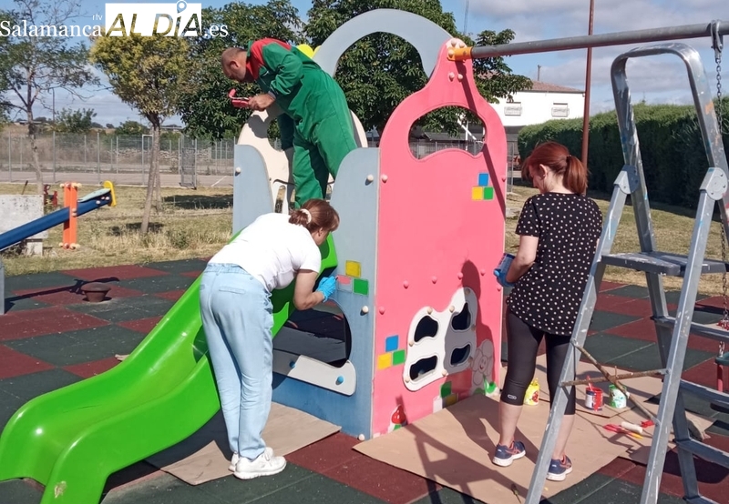 Los vecinos de El Cubo de don Sancho rejuvenecen el parque infantil con una mano de pintura