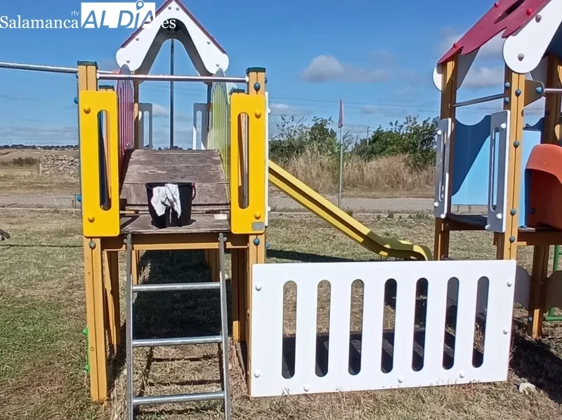 Los vecinos de El Cubo de don Sancho rejuvenecen el parque infantil con una mano de pintura