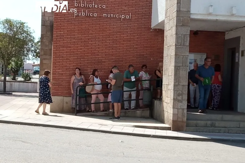 Momentos de la jornada electoral en el colegio de Lumbrales / CORREDERA