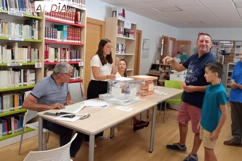 Momentos de la jornada electoral en el colegio de Lumbrales / CORREDERA