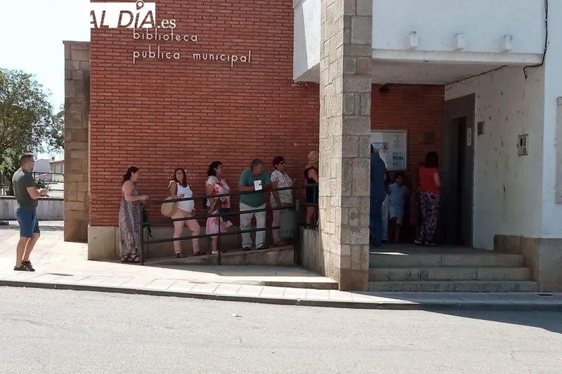 Momentos de la jornada electoral en el colegio de Lumbrales / CORREDERA
