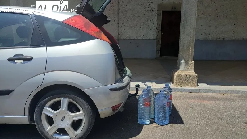 Reparto de agua potable con cisternas en Vitigudino  / CORRAL