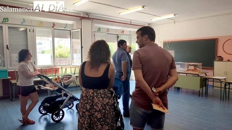 Momentos de la jornada electoral en el colegio de Vitigudino / CORRAL