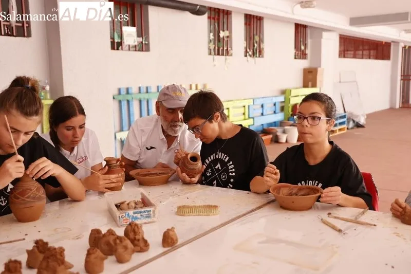 Semicolonias de Aviva dentro del programa municipal Verano Joven, en el centro cívico Luis Vives