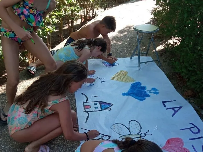 Foto 3 - Los ni&ntilde;os de El Encinar disfrutan de una tarde de bibliopiscina&nbsp;