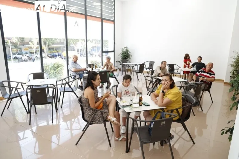 La concejala de Familia e Igualdad de Oportunidades, Miryam Rodríguez, asiste a la apertura del nuevo servicio de cafetería gestionado por Asprodes. Foto de David Sañudo