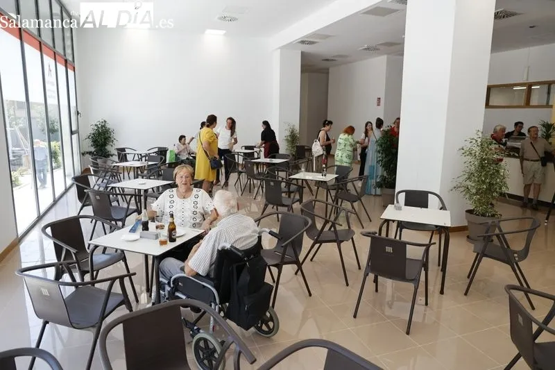 La concejala de Familia e Igualdad de Oportunidades, Miryam Rodríguez, asiste a la apertura del nuevo servicio de cafetería gestionado por Asprodes. Foto de David Sañudo