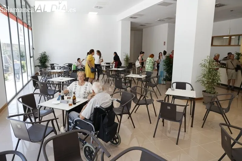 La concejala de Familia e Igualdad de Oportunidades, Miryam Rodríguez, asiste a la apertura del nuevo servicio de cafetería gestionado por Asprodes. Foto de David Sañudo