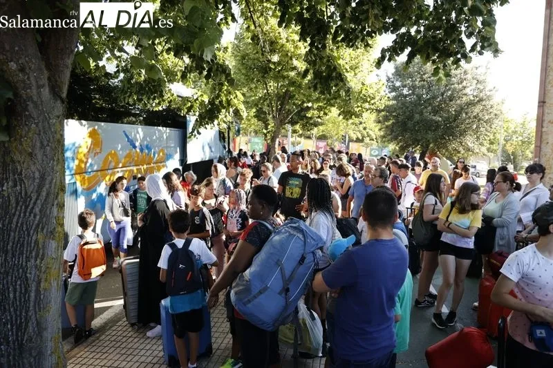 Salida de los menores que disfrutarán el campamento de verano de Cruz Roja Salamanca. Foto de David Sañudo