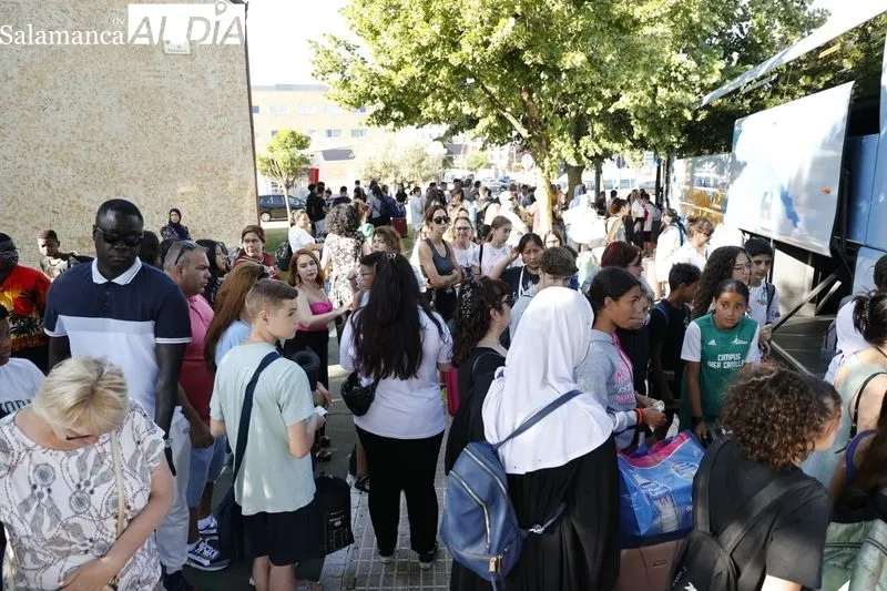 Salida de los menores que disfrutarán el campamento de verano de Cruz Roja Salamanca. Foto de David Sañudo