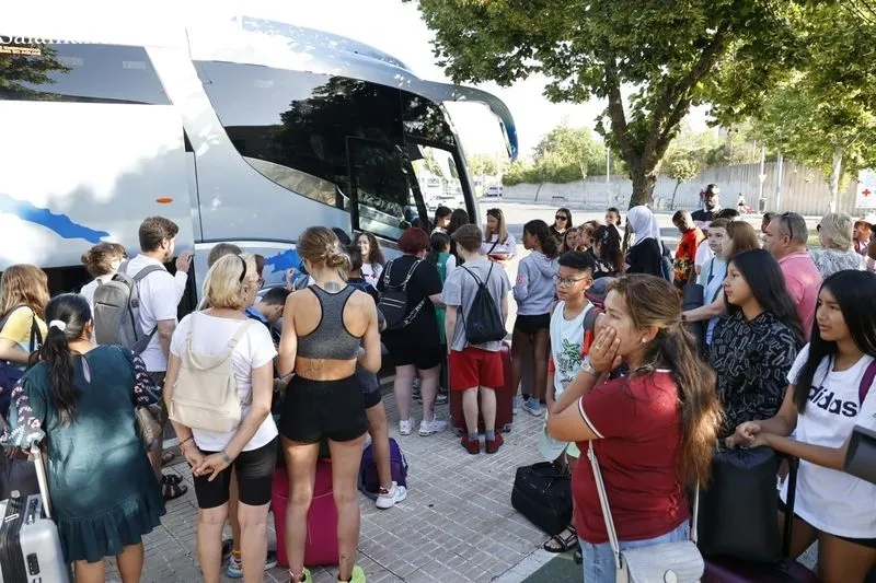 Salida de los menores que disfrutarán el campamento de verano de Cruz Roja Salamanca. Foto de David Sañudo