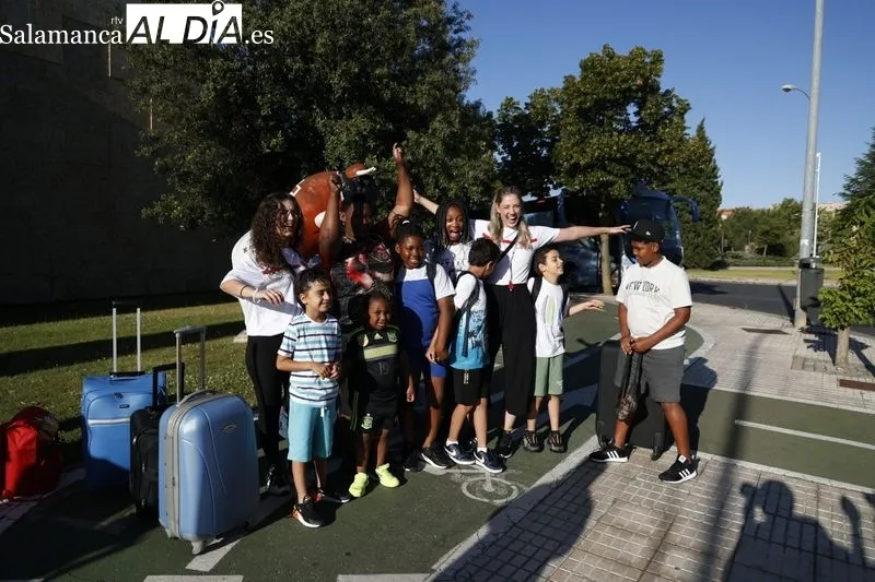 Salida de los menores que disfrutarán el campamento de verano de Cruz Roja Salamanca. Foto de David Sañudo