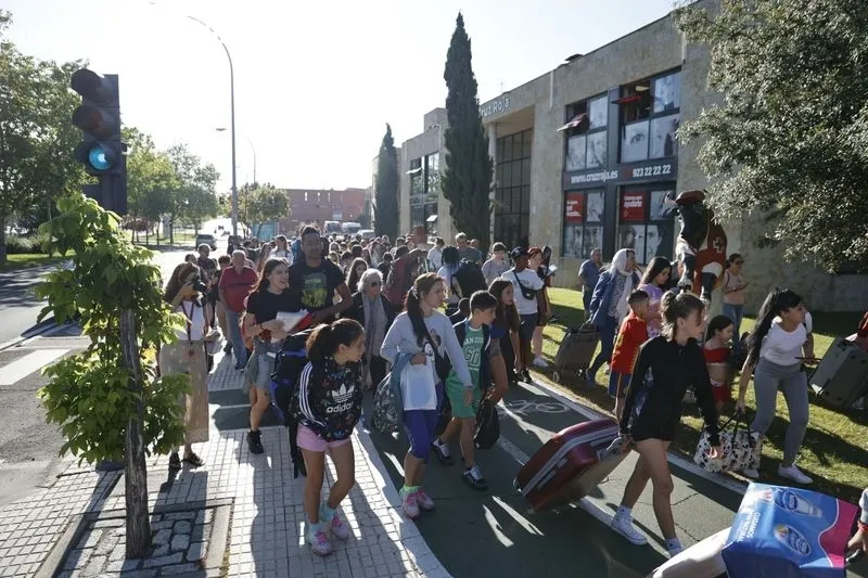 Salida de los menores que disfrutarán el campamento de verano de Cruz Roja Salamanca. Foto de David Sañudo