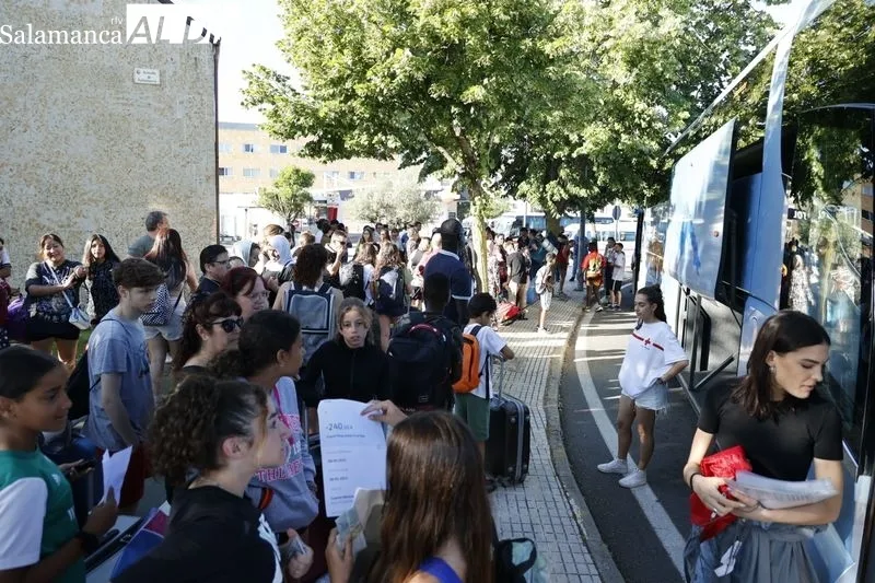 Salida de los menores que disfrutarán el campamento de verano de Cruz Roja Salamanca. Foto de David Sañudo