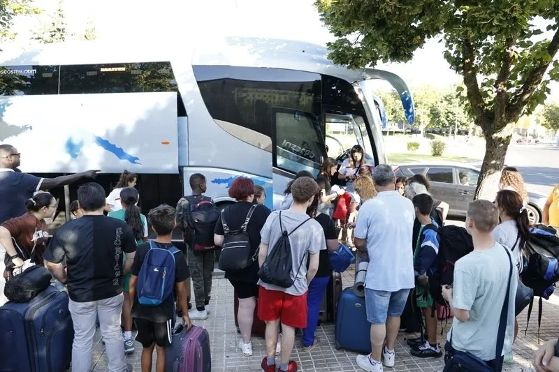 Salida de los menores que disfrutarán el campamento de verano de Cruz Roja Salamanca. Foto de David Sañudo